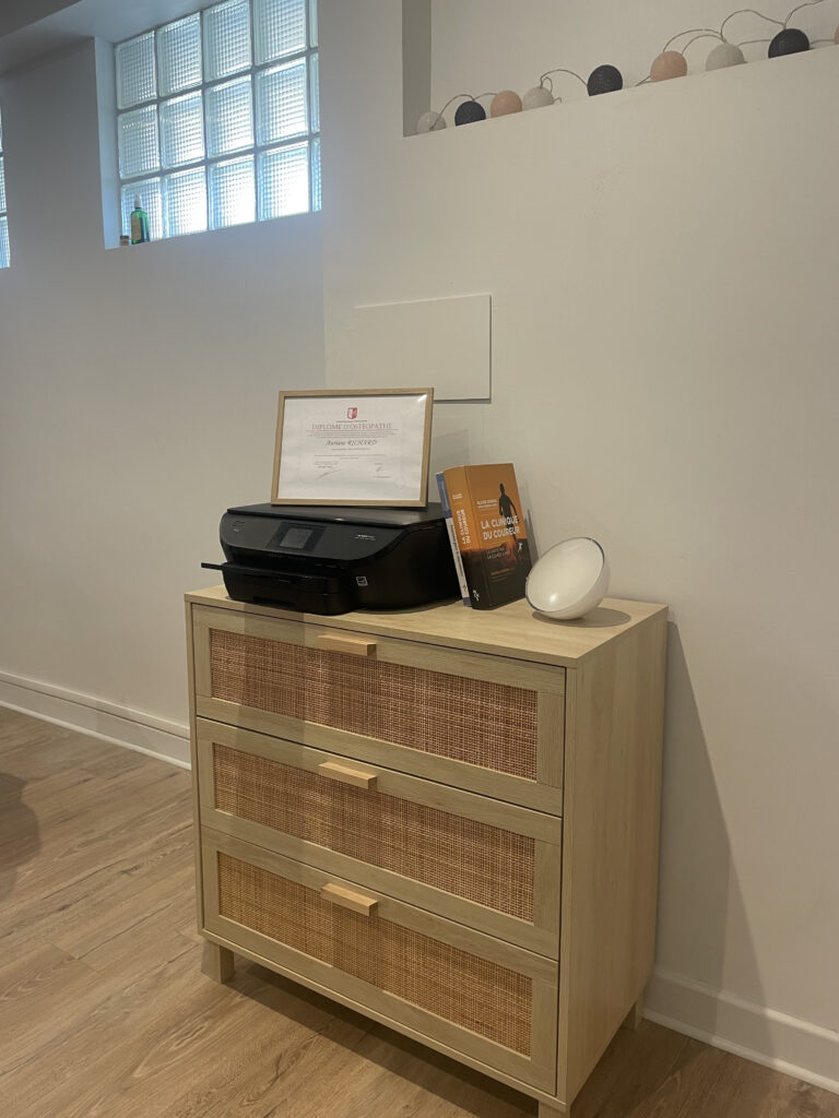 Commode du cabinet d’ostéopathie à Pau avec livres et matériel professionnel – Auriane Richard, ostéopathe