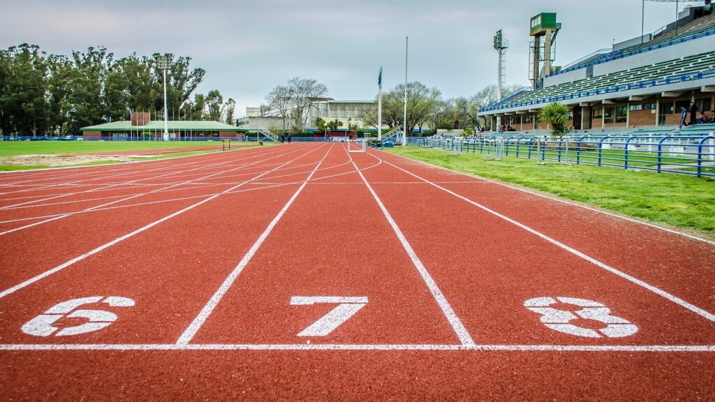 Piste d’athlétisme illustrant la pratique sportive – soins en ostéopathie du sport à Pau avec Auriane Richard