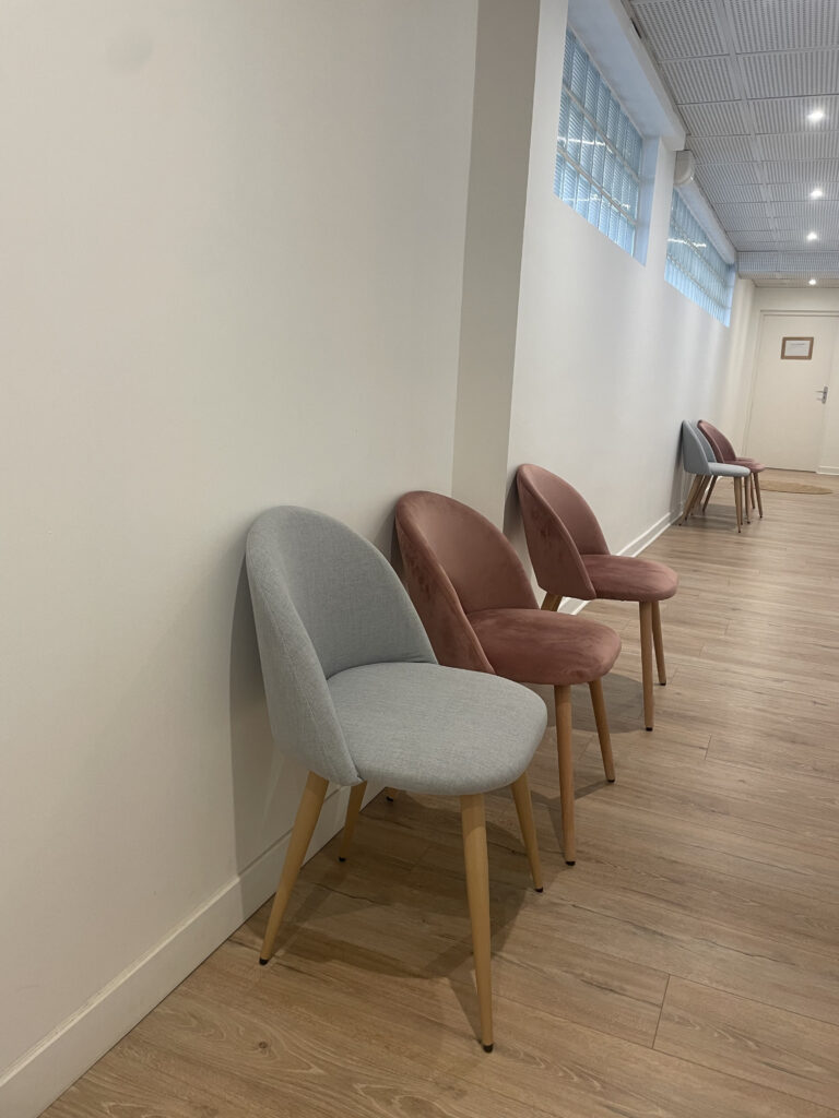 Salle d’attente du cabinet d’ostéopathie à Pau – Auriane Richard, ostéopathe