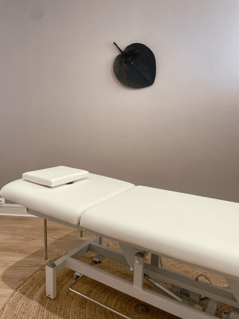 Table de pratique du cabinet d’ostéopathie à Pau – Auriane Richard, ostéopathe D.O.